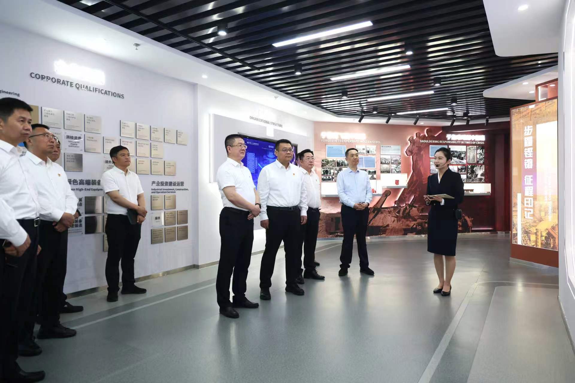 李仲澤參觀中國二十二冶企業展廳